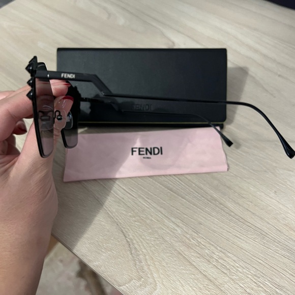 Fendi Sunglasses - like new worn only 2 times - Picture 5 of 8